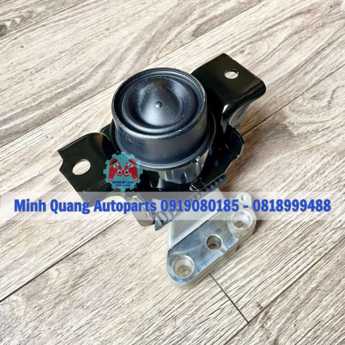 Chân máy phải Suzuki XL7 2019-2026